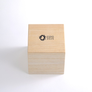 木箱デザインEXPO2025とロゴ　蓋の正面